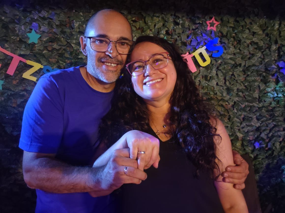 Manos intercambiando anillos